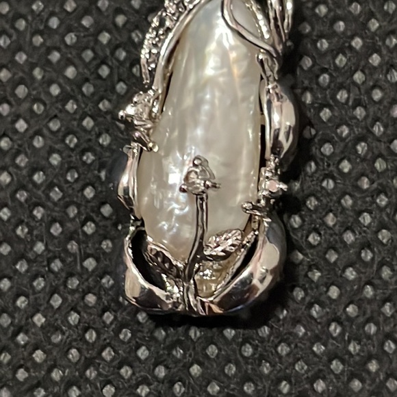NWT Stunning Mother of Pearl Pendant - Picture 3 of 5